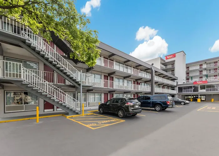 Red Roof Plus & Suites Virginia Beach - Seaside